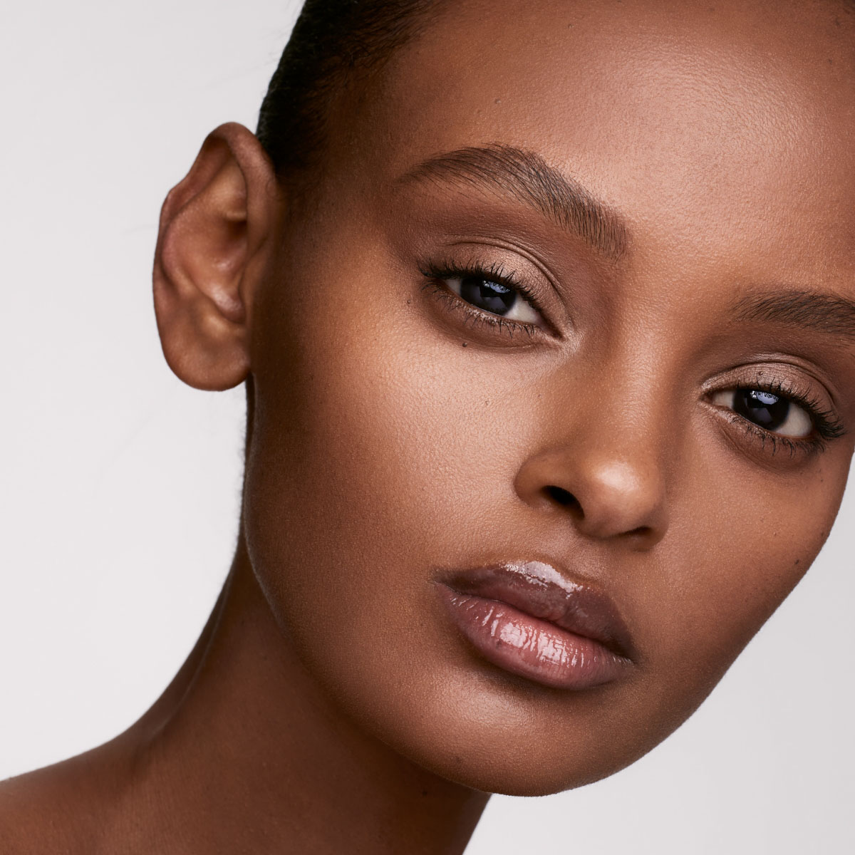 SOFT'LIT NATURALLY LUMINOUS LONGWEAR FOUNDATION (BASE DE MAQUILLAJE PARA ROSTRO)